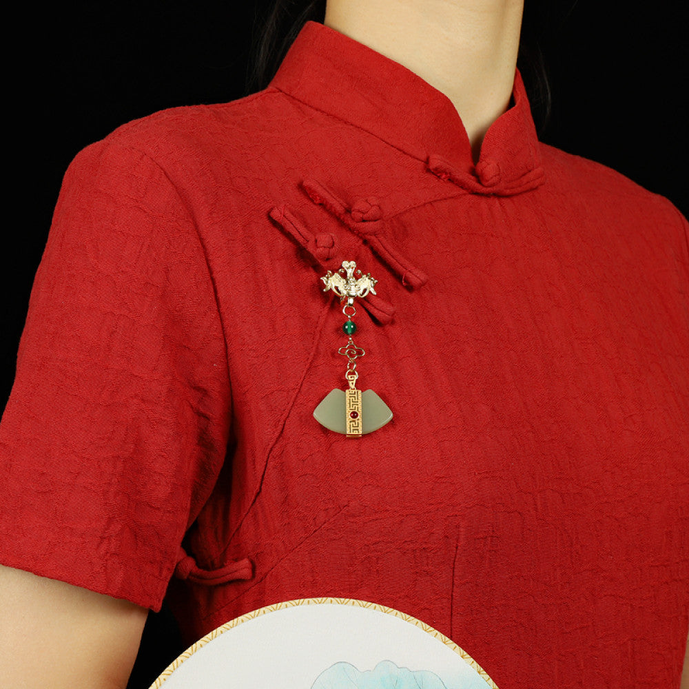 Boho vintage ethnic gold-tone hair pendant featuring phoenix decorative charm, green bead accents, jade fan-shaped pendant with red gemstone detail, styled on a wooden display hook against a black background, ideal for bohemian and traditional fashion enthusiasts in the US 01