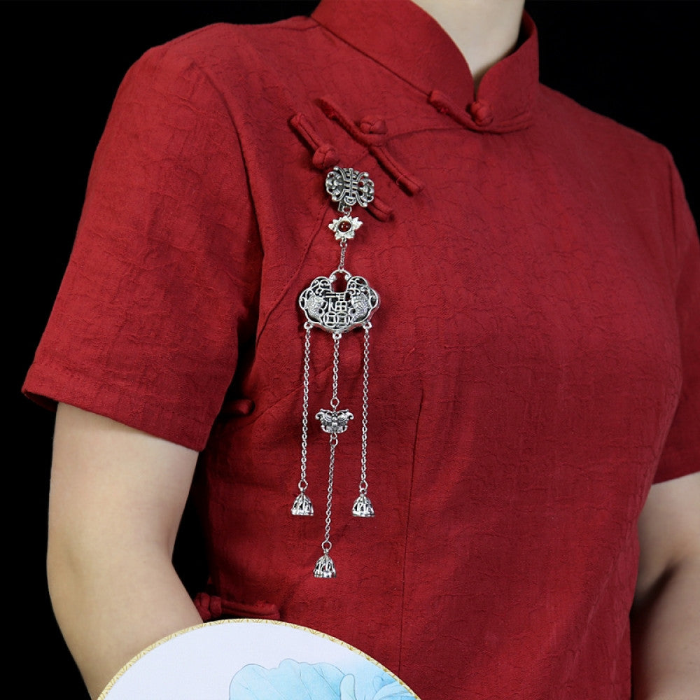 Boho vintage ethnic silver-tone hair pendant featuring Chinese knot charm, red gemstone accent, intricate openwork lock-shaped pendant and layered silver tassels, styled on a wooden display hook against a black background, ideal for bohemian and traditional fashion enthusiasts in the US 03