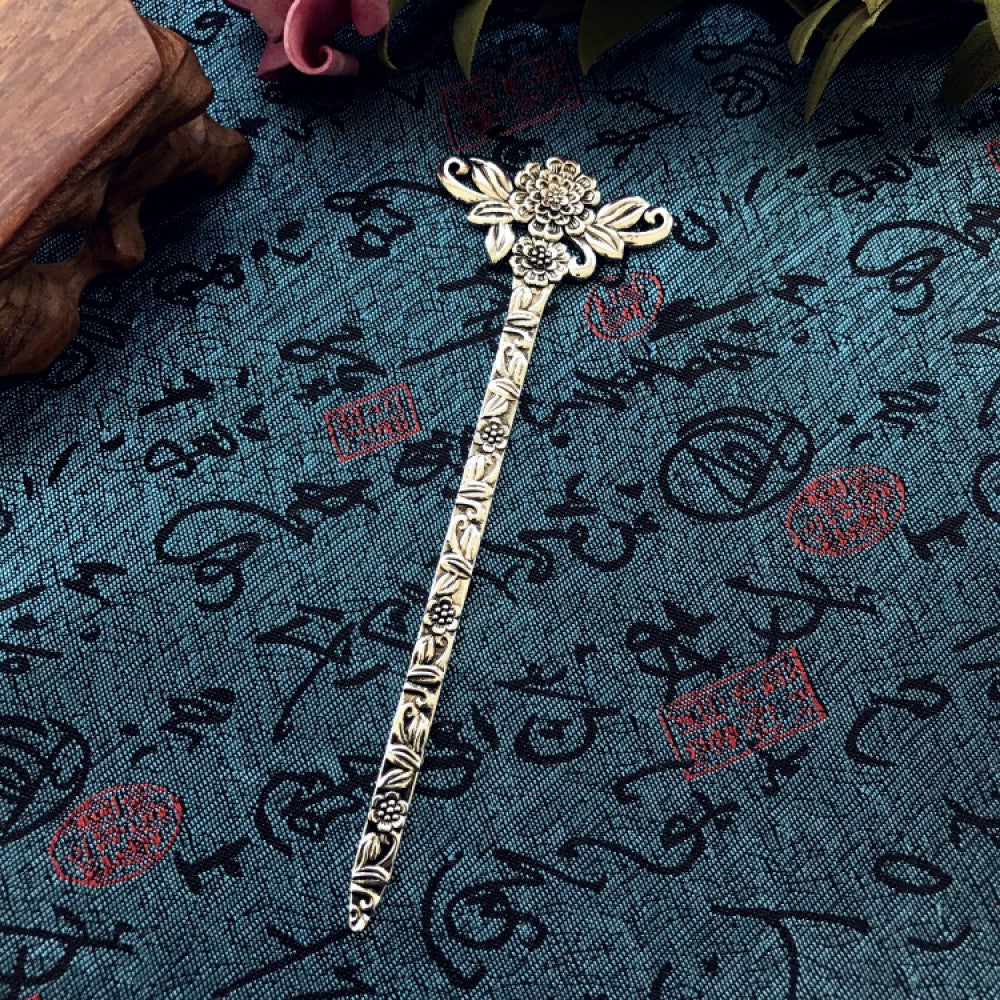 Boho vintage ethnic silver-tone hair stick featuring an intricate curved decorative top, displayed on a blue fabric with text patterns 08