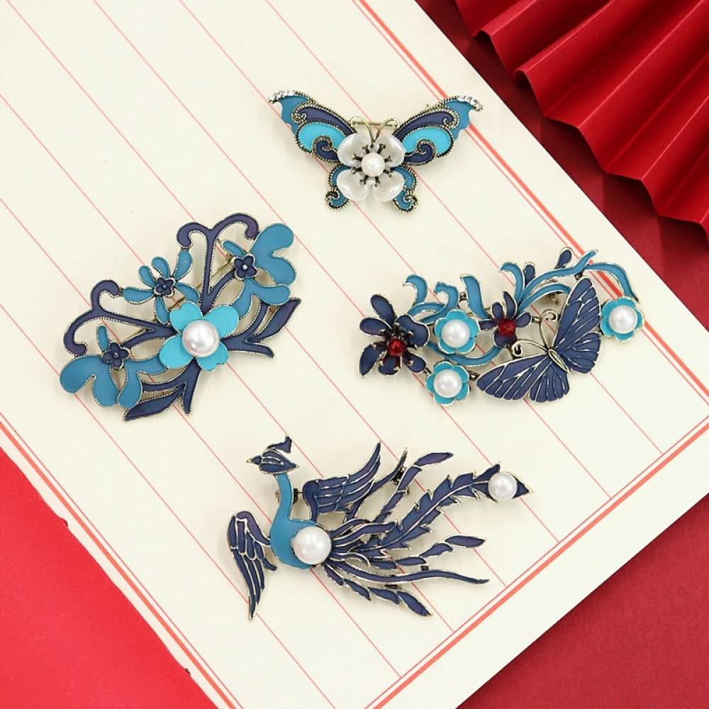 Inspired by the traditional Chinese phoenix, this brooch uses enamel craftsmanship to outline a vivid phoenix. Its blue-purple wings are layered 06