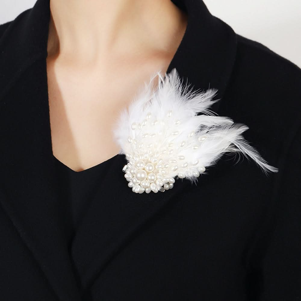 This hair accessory features light white feathers, paired with pearls and silver wire. The soft feathers and lustrous pearls create a dreamy, exquisite design, ideal for bridal looks or evening gowns. 05