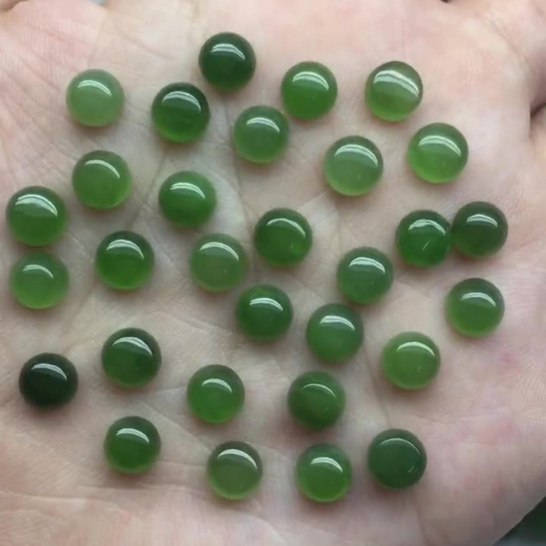 The round green jadeite on display is lustrous and suitable for jewelry inlay.