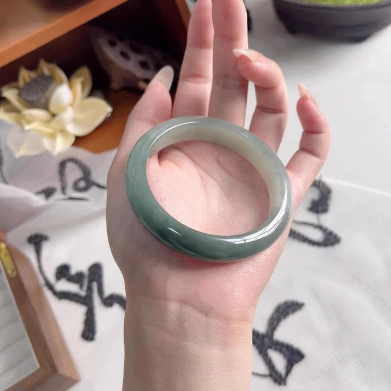 0Hand holding natural oil green jade bangle, Chinese jade jewelry