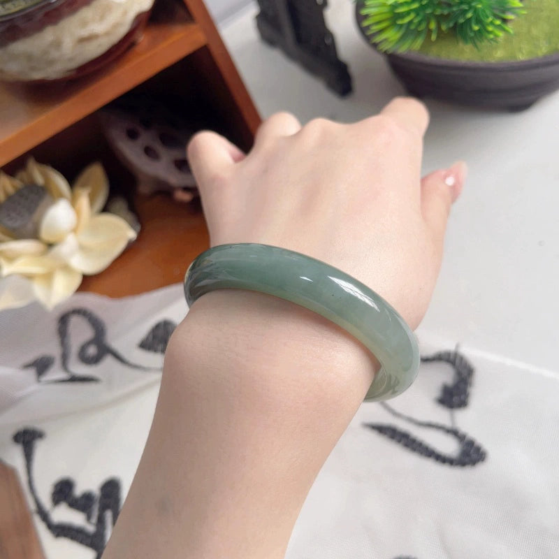 Hand holding natural oil green jade bangle, Chinese jade jewelry 04