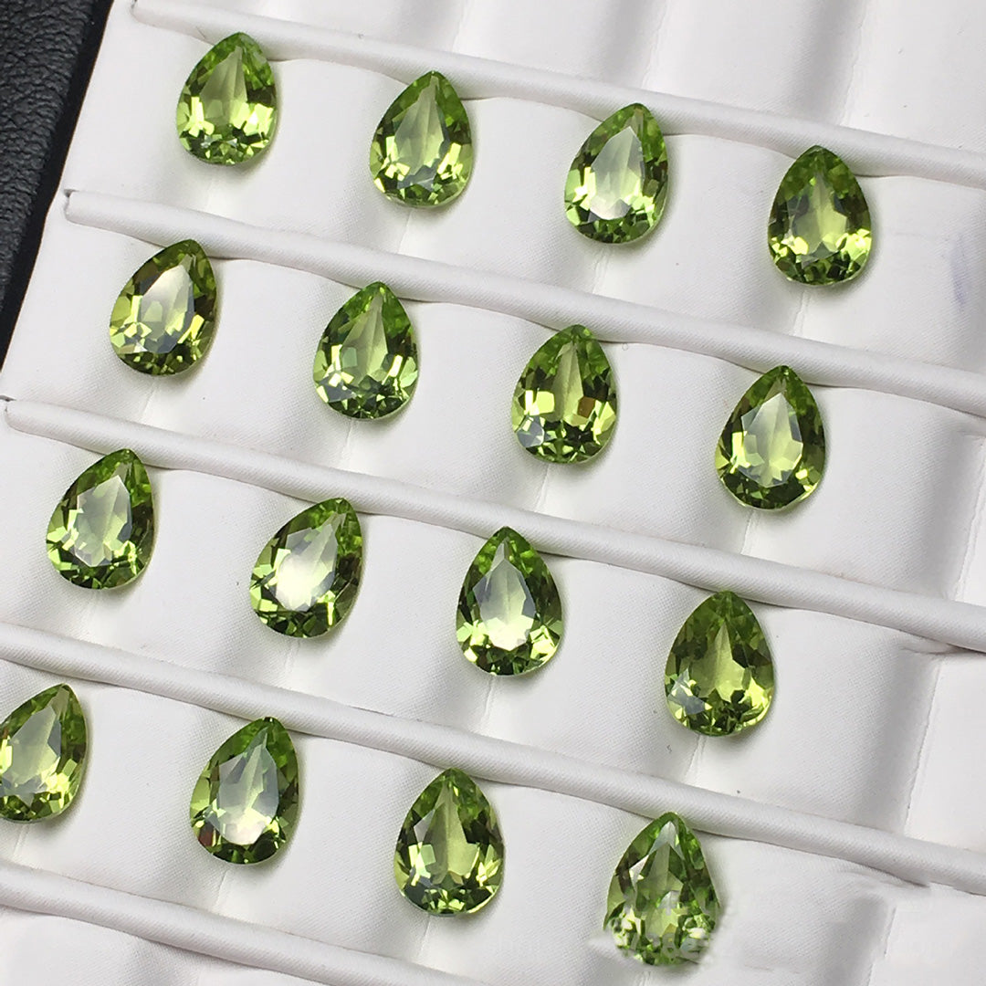 20 exquisitely cut teardrop-shaped grass green peridots are displayed, showcasing the charm of jewelry.