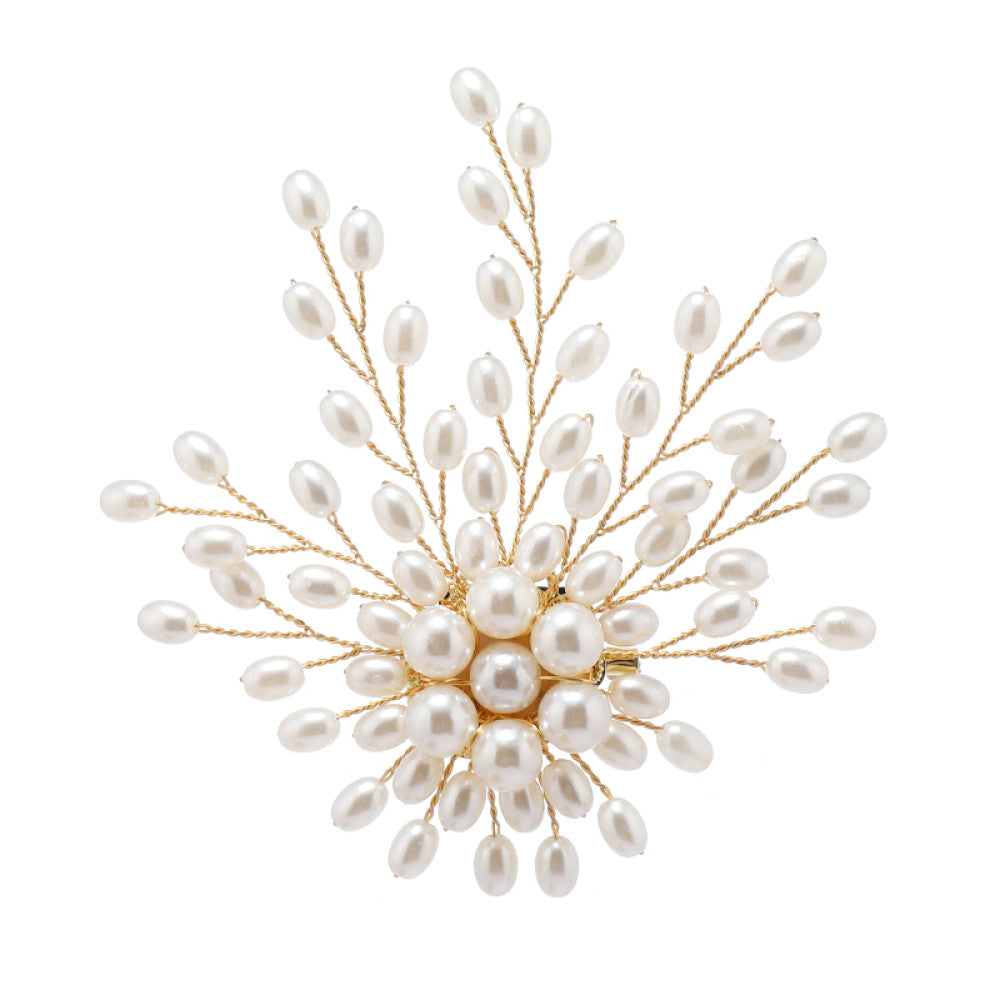 This exquisite brooch features delicate gold wirework, artfully arranging creamy white pearls into a dynamic, fireworks-like design. The central cluster of pearls adds depth and fullness, creating an elegant, artistic piece that elevates blazers, evening gowns, or everyday outfits with a touch of timeless sophistication. 03