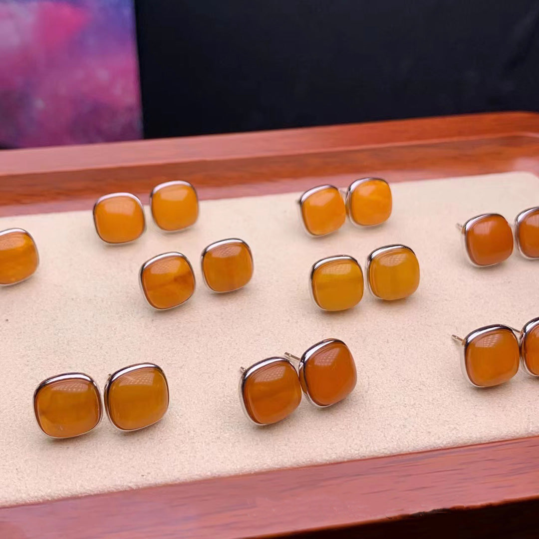 Old amber square ear studs, silver-inlaid craftsmanship, amber-colored oval egg face, versatile everyday earrings