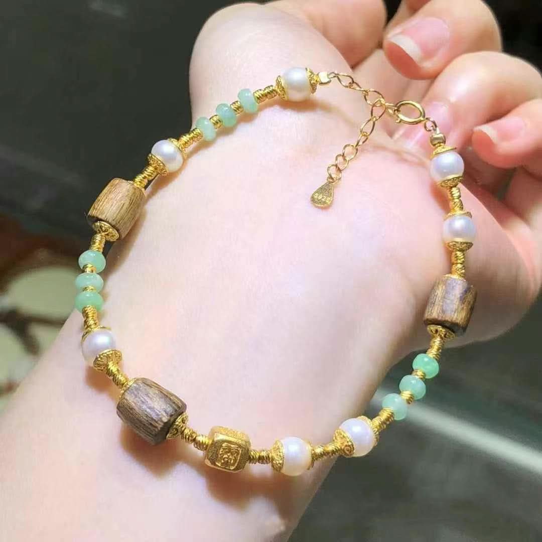 Agarwood bead bracelet with pearls, green jade and gold details | DIY Jade