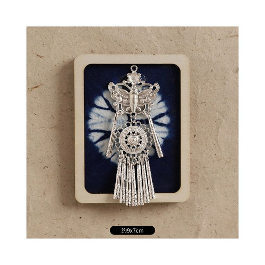 Vertical square blue embroidery brooch