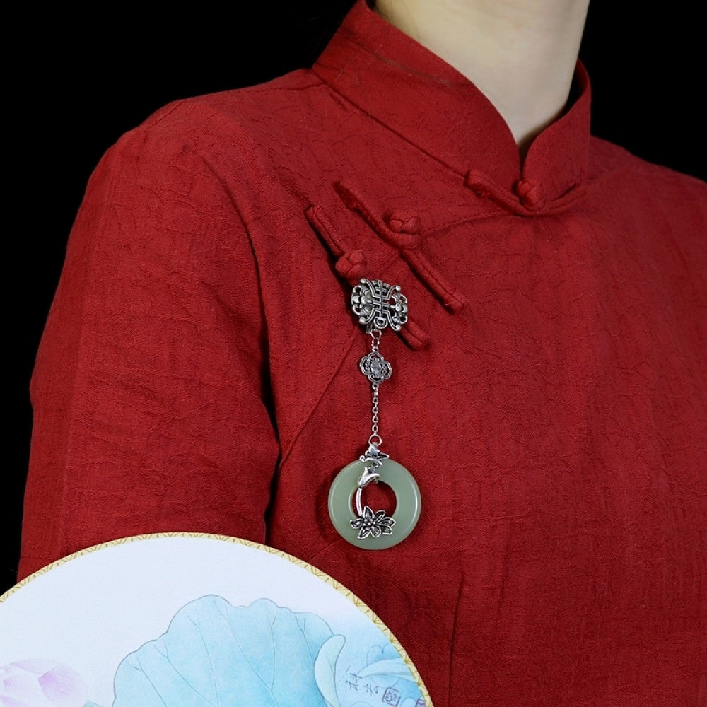 Boho vintage ethnic silver hair pendant featuring Chinese knot detail, green jade ring with lotus carving, styled on a Chinese wooden frame, ideal for bohemian and traditional fashion enthusiasts in the US 01