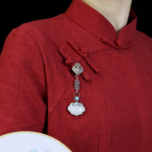 Boho vintage ethnic silver-tone hair pendant featuring lion-shaped decorative clasp, double happiness character detail, light blue bead accent, and a white lock-shaped pendant, styled on a wooden display hook against a black background, ideal for bohemian and traditional fashion enthusiasts in the US 01