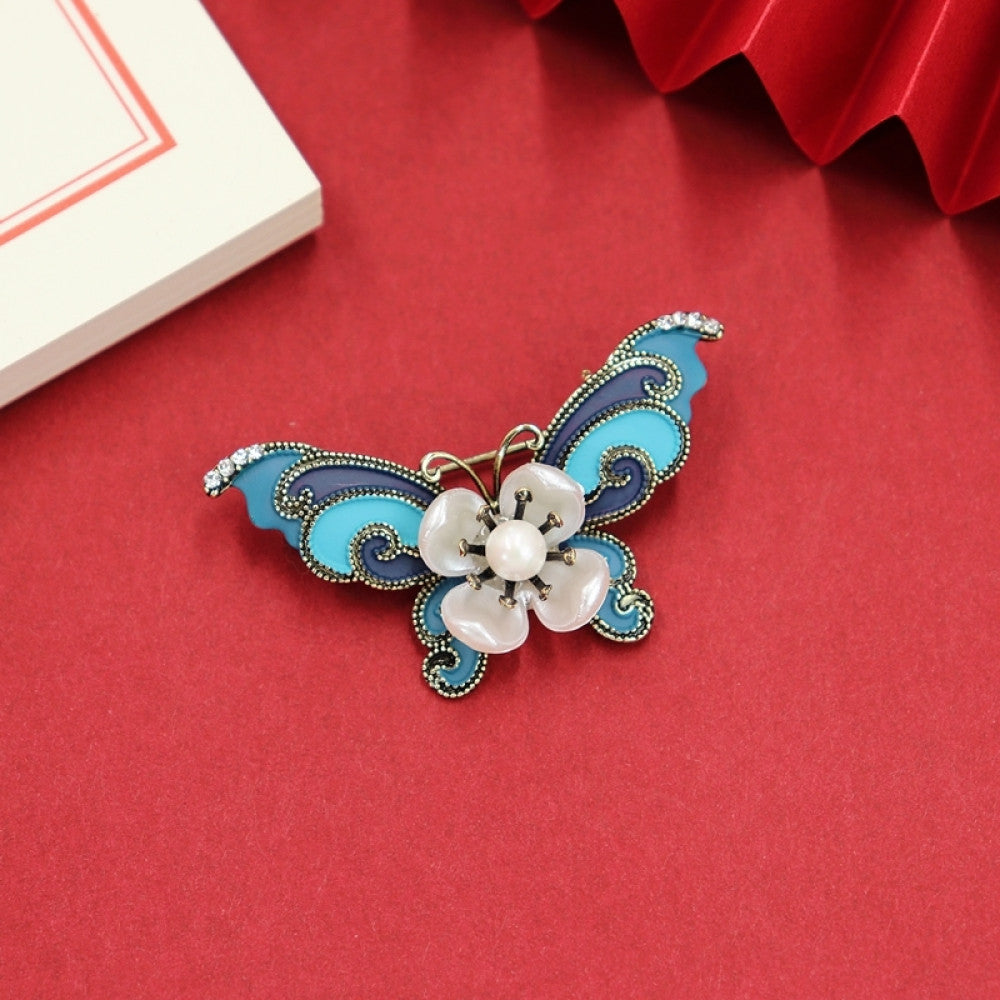 Inspired by the traditional Chinese phoenix, this brooch uses enamel craftsmanship to outline a vivid phoenix. Its blue-purple wings are layered,05