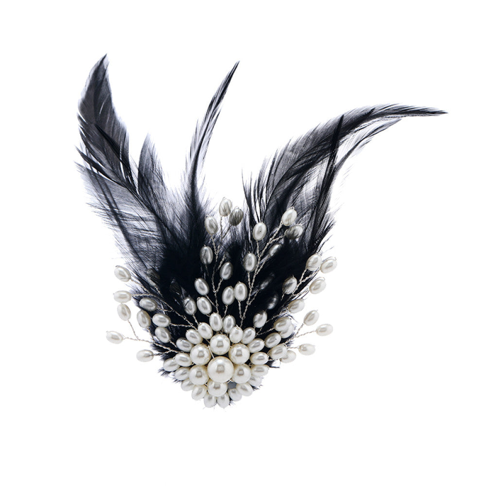 This hair accessory features light white feathers, paired with pearls and silver wire. The soft feathers and lustrous pearls create a dreamy, exquisite design, ideal for bridal looks or evening gowns 04