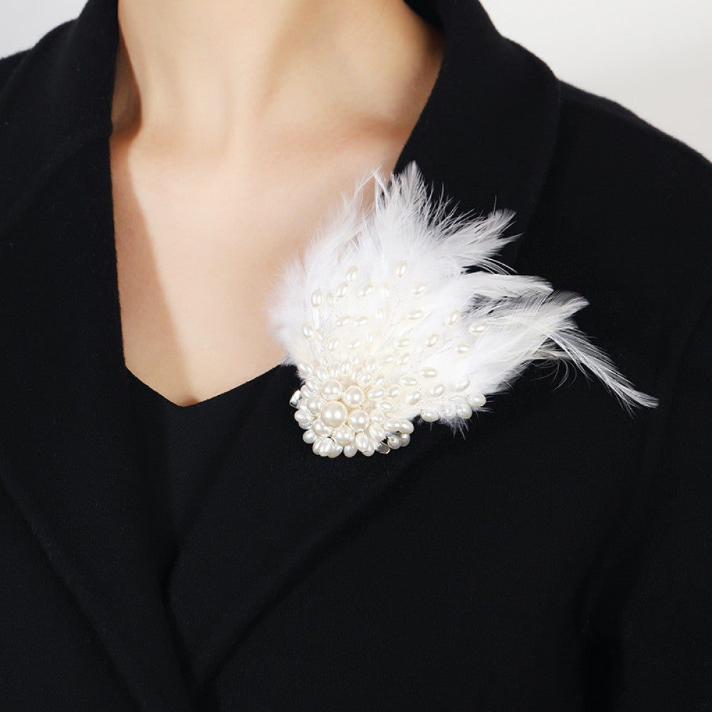 This hair accessory features light white feathers, paired with pearls and silver wire. The soft feathers and lustrous pearls create a dreamy, exquisite design, ideal for bridal looks or evening gowns. 05