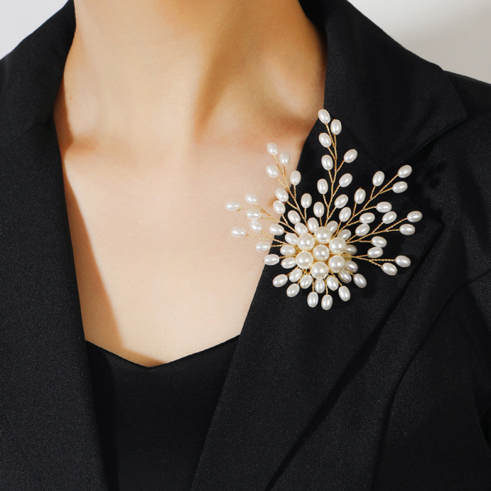 This exquisite brooch features delicate gold wirework, artfully arranging creamy white pearls into a dynamic, fireworks-like design. The central cluster of pearls adds depth and fullness, creating an elegant, artistic piece that elevates blazers, evening gowns, or everyday outfits with a touch of timeless sophistication. 02