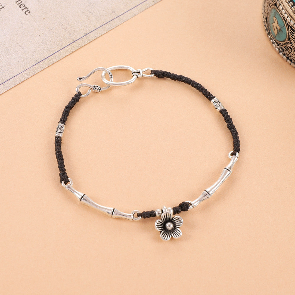 Simple silver beads with round tag, clean and elegant.