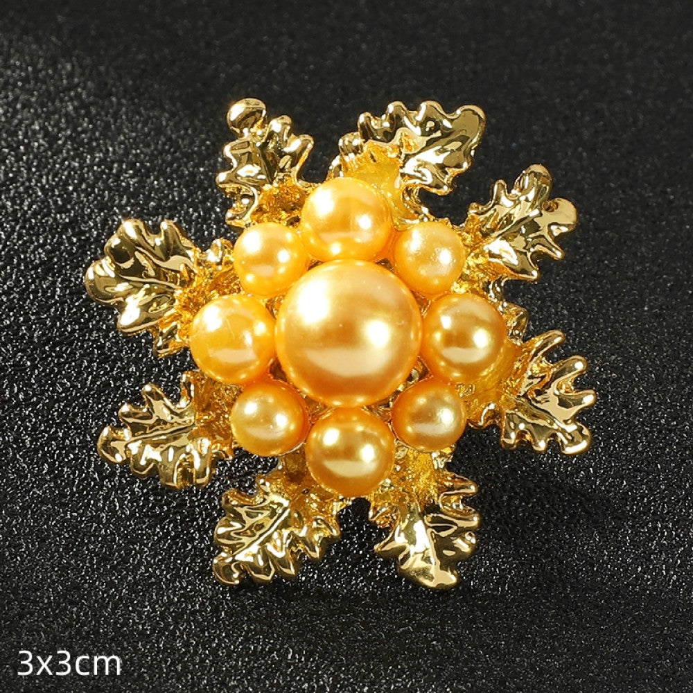 This elegant silver floral brooch features a central lustrous pearl surrounded by intricate crystal-encrusted openwork, measuring 5x5cm. A sophisticated accessory to elevate any outfit 00