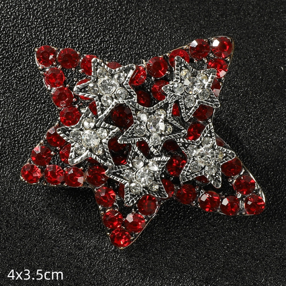 This elegant silver floral brooch features a central lustrous pearl surrounded by intricate crystal-encrusted openwork, measuring 5x5cm. A sophisticated accessory to elevate any outfit 01