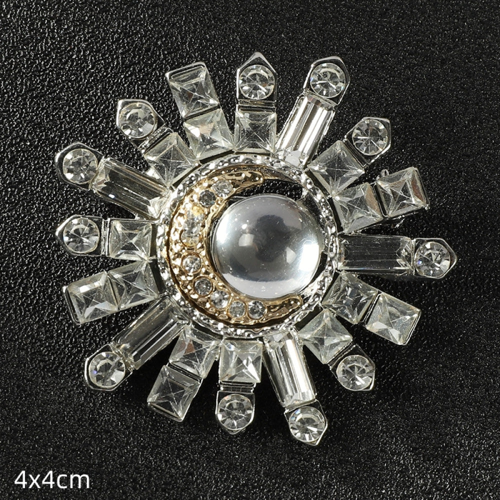 This elegant silver floral brooch features a central lustrous pearl surrounded by intricate crystal-encrusted openwork, measuring 5x5cm. A sophisticated accessory to elevate any outfit 02