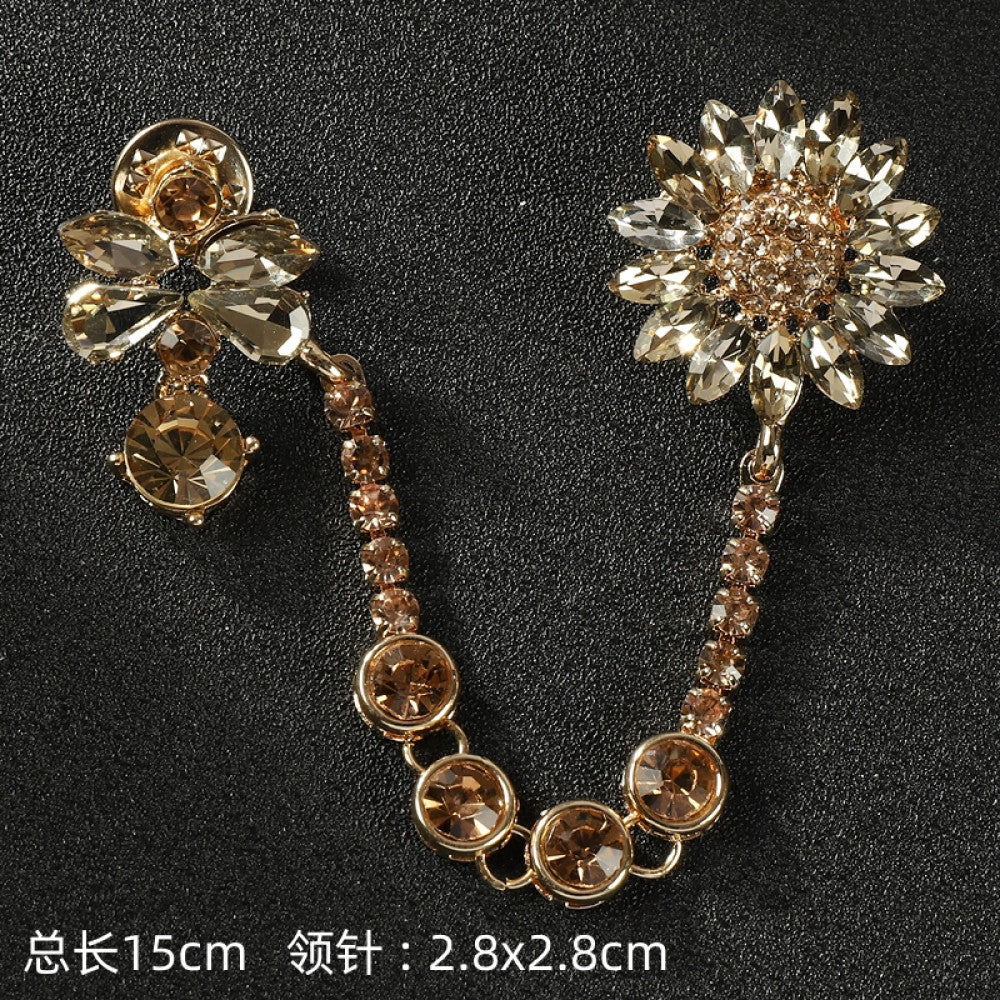 This elegant silver floral brooch features a central lustrous pearl surrounded by intricate crystal-encrusted openwork, measuring 5x5cm. A sophisticated accessory to elevate any outfit 03