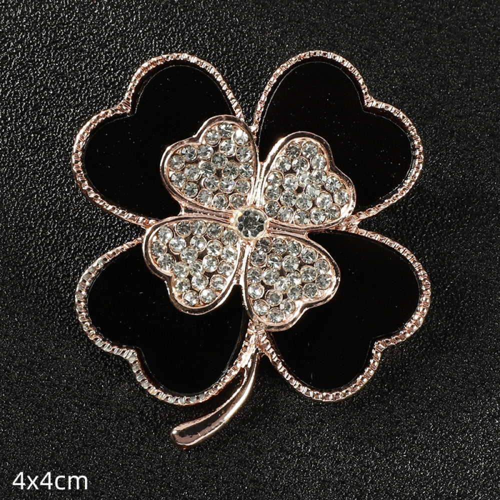 This elegant silver floral brooch features a central lustrous pearl surrounded by intricate crystal-encrusted openwork, measuring 5x5cm. A sophisticated accessory to elevate any outfit 04