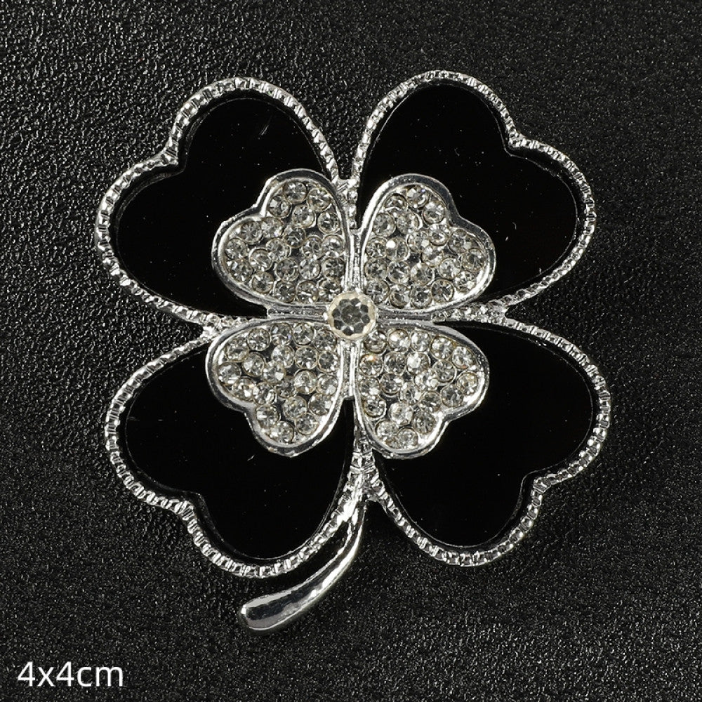 This elegant silver floral brooch features a central lustrous pearl surrounded by intricate crystal-encrusted openwork, measuring 5x5cm. A sophisticated accessory to elevate any outfit 05