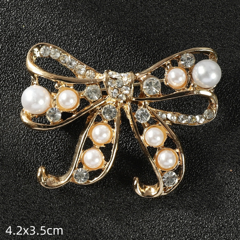 This elegant silver floral brooch features a central lustrous pearl surrounded by intricate crystal-encrusted openwork, measuring 5x5cm. A sophisticated accessory to elevate any outfit 06