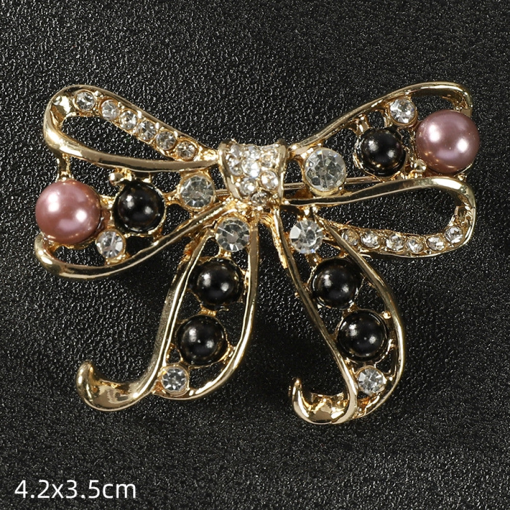 This elegant silver floral brooch features a central lustrous pearl surrounded by intricate crystal-encrusted openwork, measuring 5x5cm. A sophisticated accessory to elevate any outfit 07