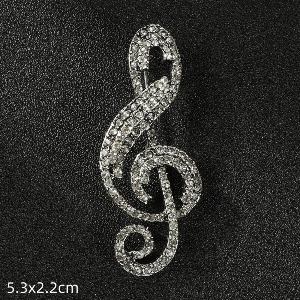 This elegant silver floral brooch features a central lustrous pearl surrounded by intricate crystal-encrusted openwork, measuring 5x5cm. A sophisticated accessory to elevate any outfit 08