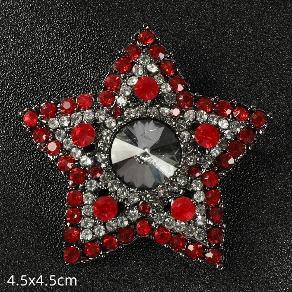 This elegant silver floral brooch features a central lustrous pearl surrounded by intricate crystal-encrusted openwork, measuring 5x5cm. A sophisticated accessory to elevate any outfit 09