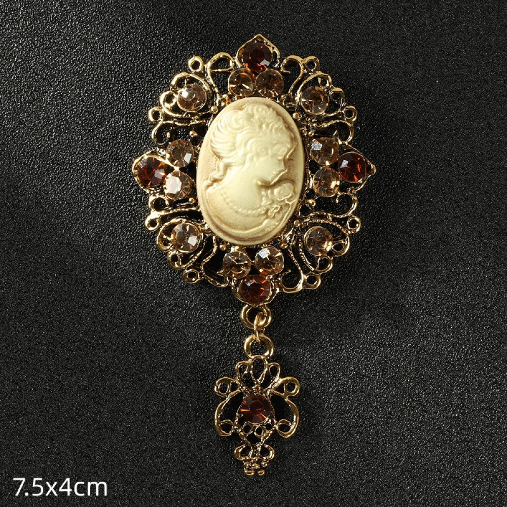This elegant silver floral brooch features a central lustrous pearl surrounded by intricate crystal-encrusted openwork, measuring 5x5cm. A sophisticated accessory to elevate any outfit 10