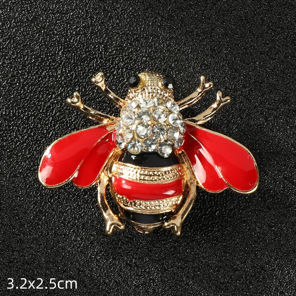 This elegant silver floral brooch features a central lustrous pearl surrounded by intricate crystal-encrusted openwork, measuring 5x5cm. A sophisticated accessory to elevate any outfit 11