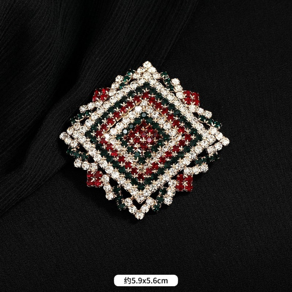 This ornate multi-layer floral brooch features vibrant red and green gemstones set in a clear crystal frame, adding a touch of vintage glamour to any outfit. Measures approx. 5x5cm 01