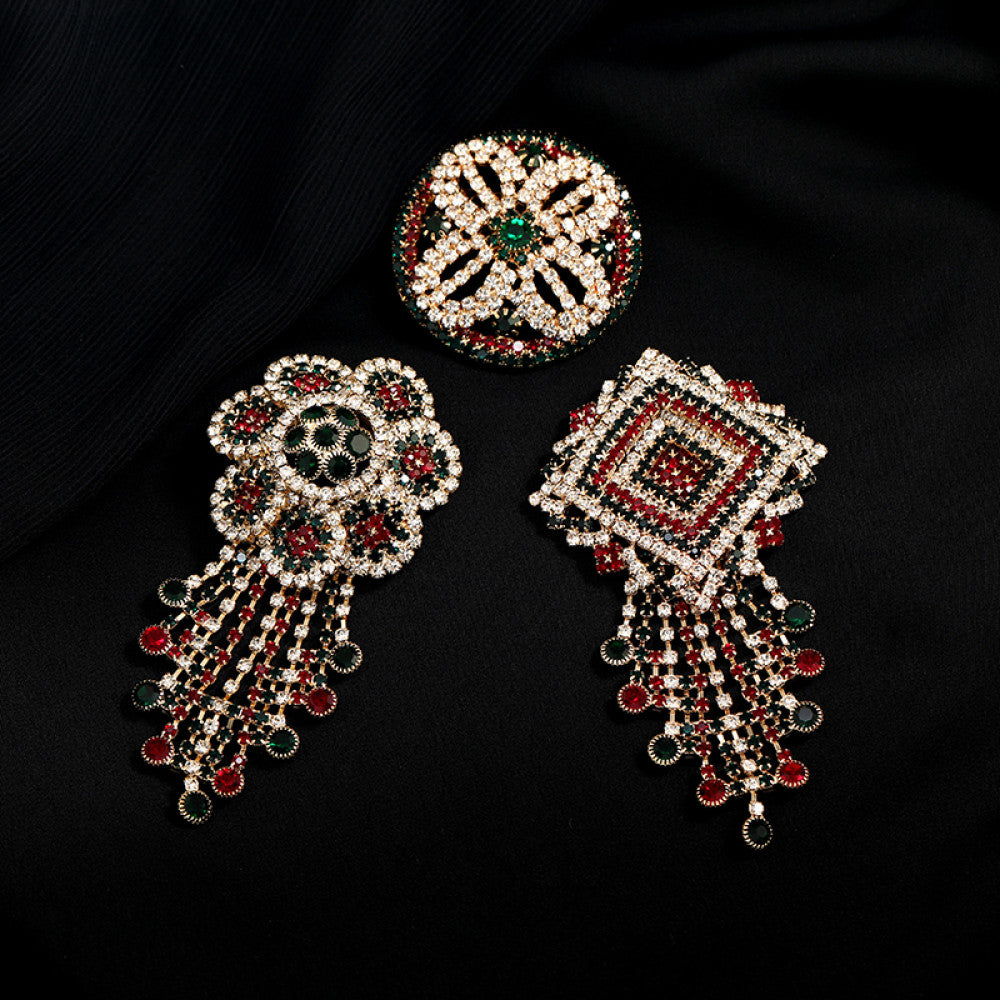 This ornate multi-layer floral brooch features vibrant red and green gemstones set in a clear crystal frame, adding a touch of vintage glamour to any outfit. Measures approx. 5x5cm 08