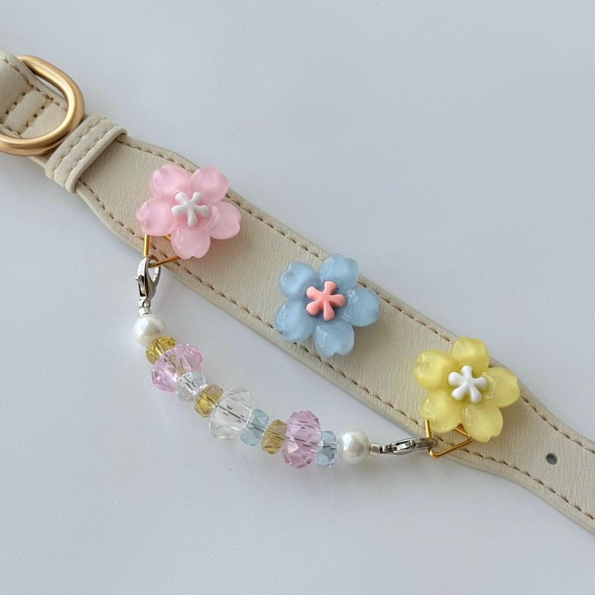 Beige pet collar decorated with flower charms and pastel bead dangling chain | DIY Jade