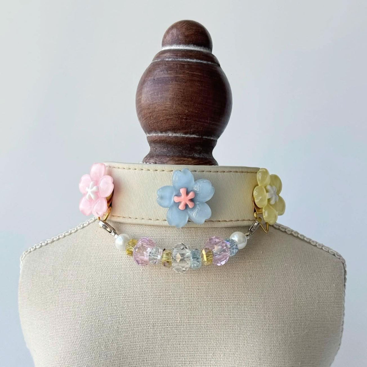Pastel flower cat collar product gallery with multiple angle shots and size measurement chart | DIYJade