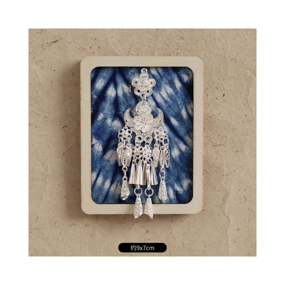 Square blue carved embroidery brooch