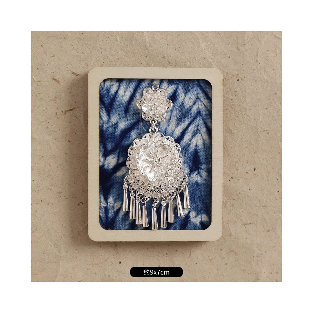 Square embossed blue embroidery brooch