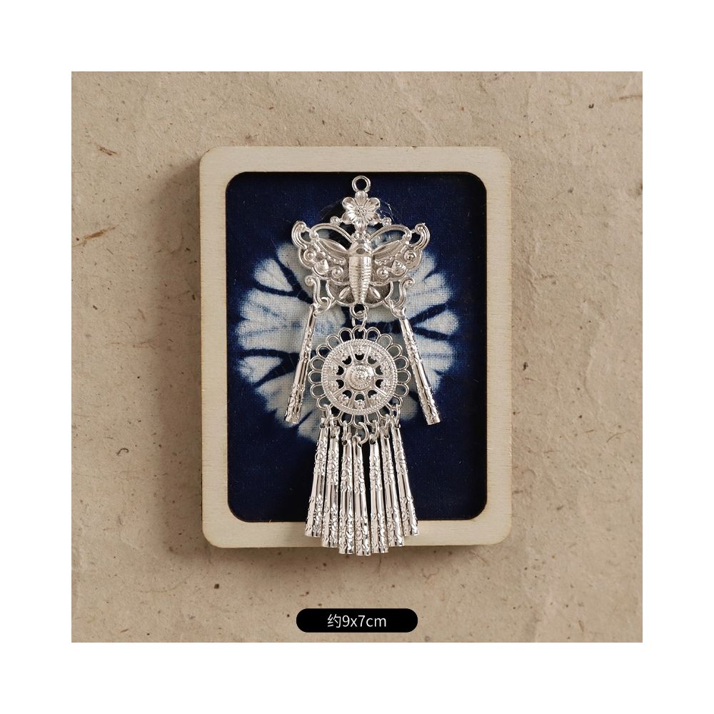 Vertical square blue embroidery brooch